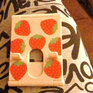 A phone holder hold any sizes phones